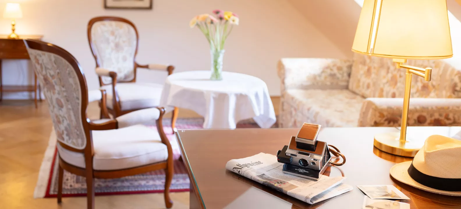 Sitzecke und Schreibtisch vom Doppelzimmer DELUXE