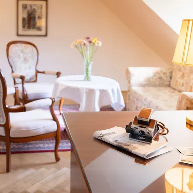 Sitzecke und Schreibtisch vom Doppelzimmer DELUXE