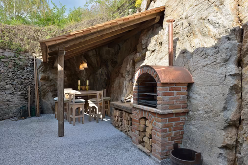 Innenhof mit Grillplatz
